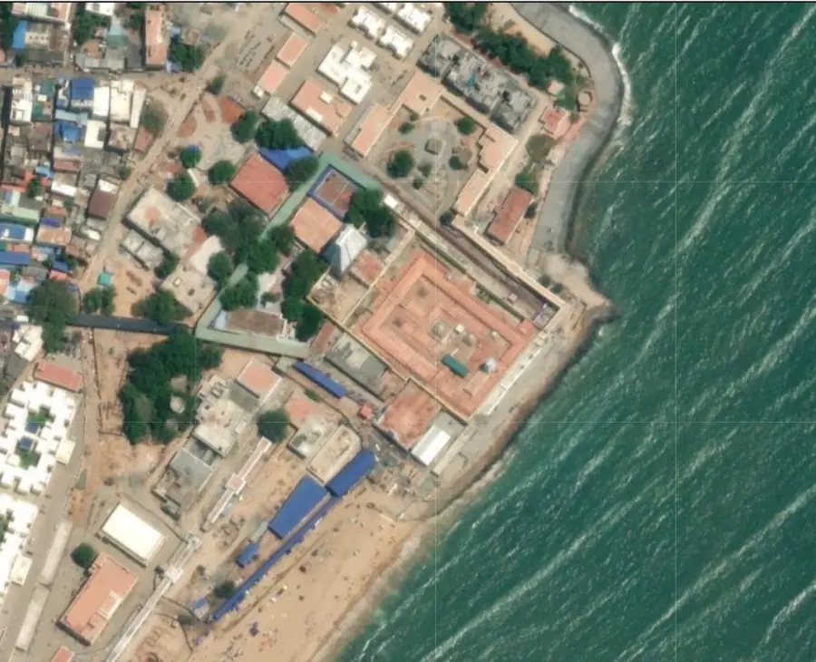 The coast either side of the point — Kanyakumari
